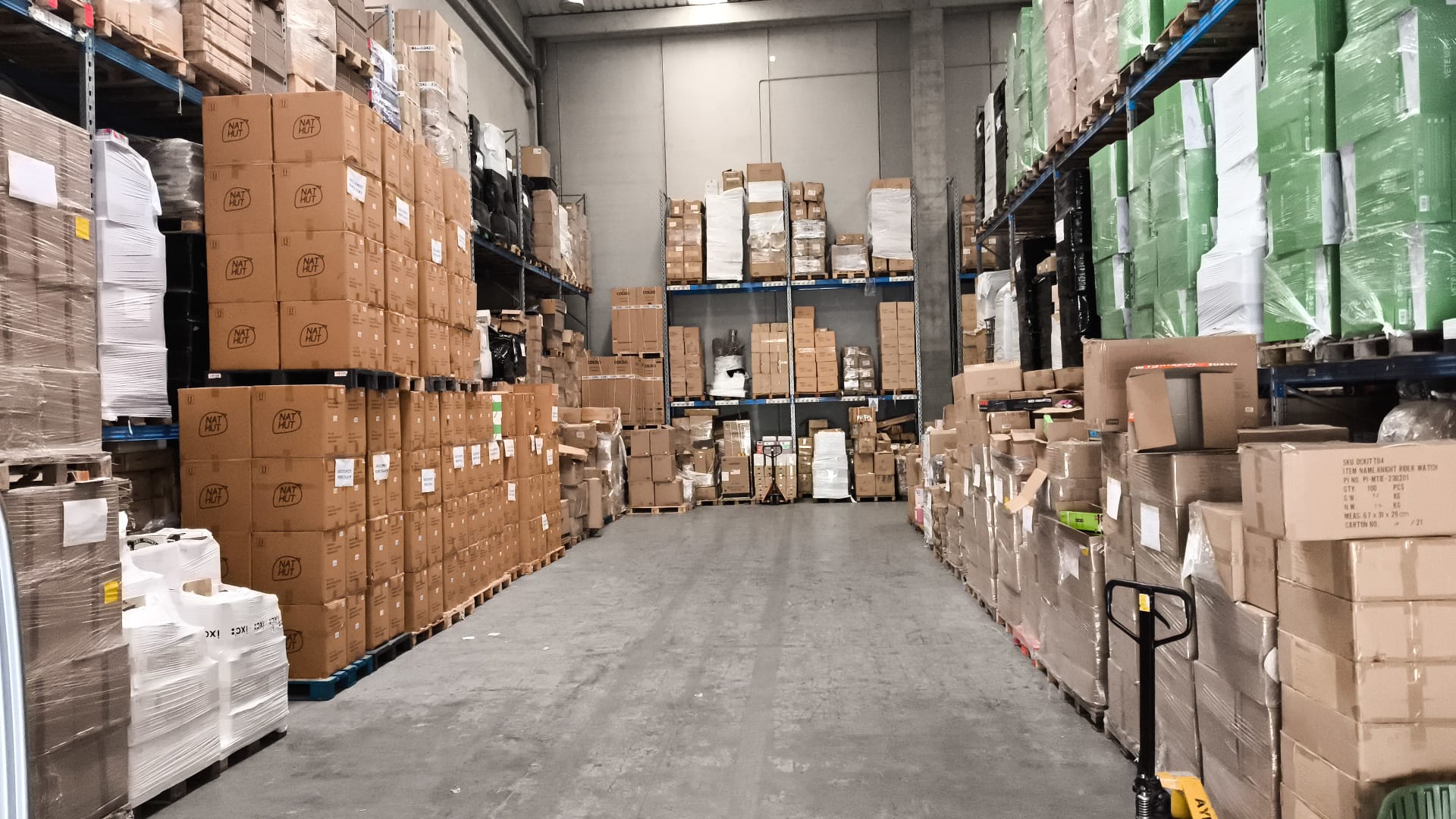 Equipo Omnia Logistics inspeccionando stock