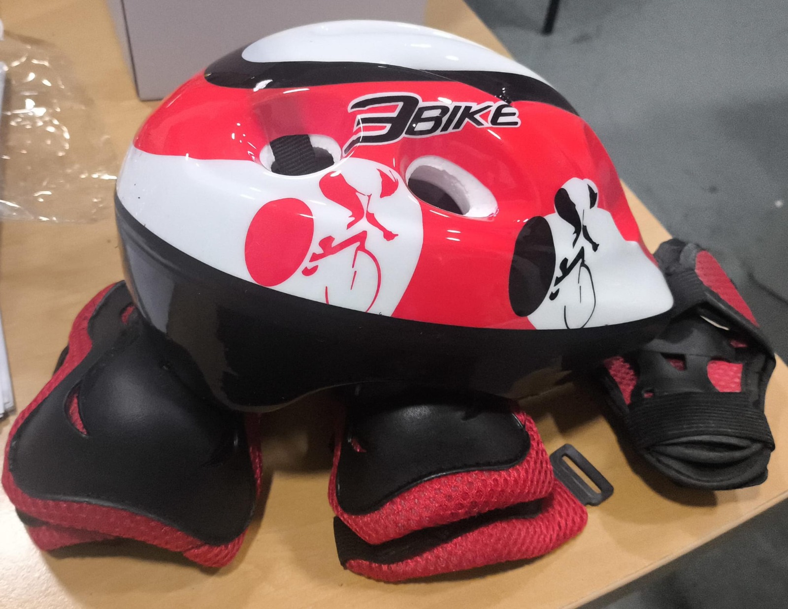 lote de casco de bici + rodilleras infantiles 