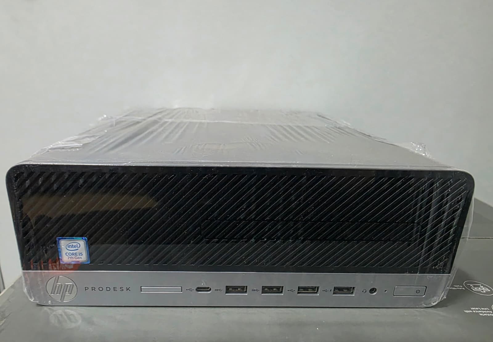 Torre de ordenador HP ProDesk 600 G3 con procesador Intel i5-7500.